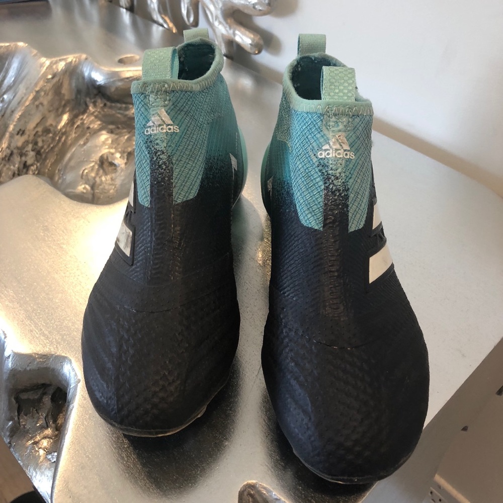 Kids soccer cleats
